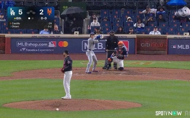 「ミスターメッツいるじゃん」大谷翔平の打席でネット裏に敵軍マスコット登場！ コミカルな動きに反響「傘さしてるのシュール」