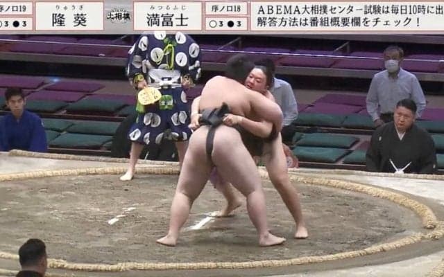 まわしが徐々に緩んでいき…15歳力士の取組に“ヒヤヒヤ”「めちゃくちゃなってる」「ゆるゆるやんけ」「どうなるの？」珍事に熱視線