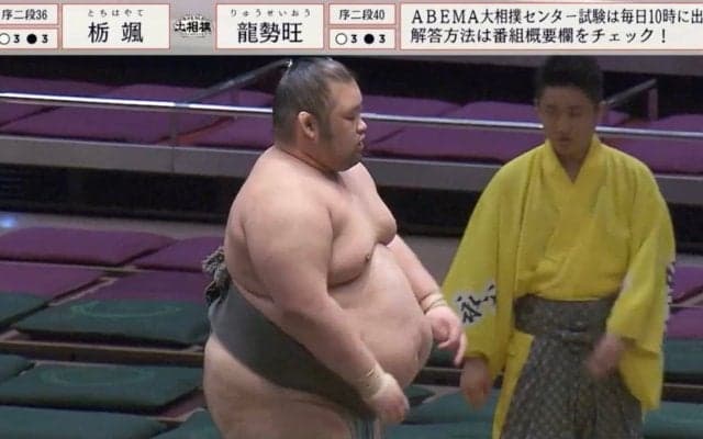 「すしざんまいかよw」勝ってポーズを取る力士と敗れた力士はなぜか笑顔……“取組後の謎展開”にファン熱視線「土俵の上がカオス」「どうなってんだw」