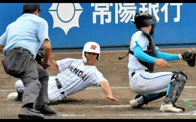 健大高崎４番が逆転の一打　山梨学院に勝ち決勝へ　関東地区高校野球