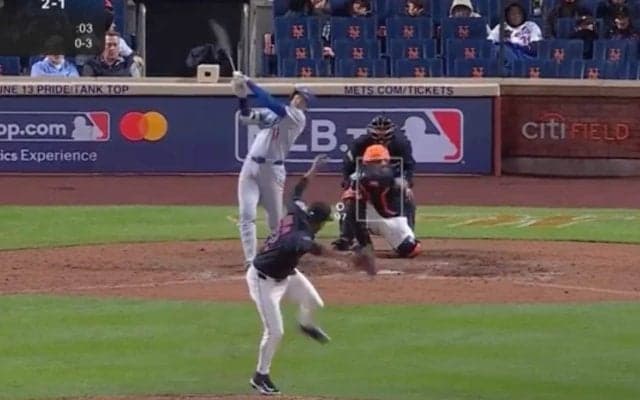 一体、何が起きた？ 大谷翔平、爆速弾丸ヒットで“異変”「めっちゃ驚いてる」「そらビビるw」 相手投手の被打リアクションが話題に「すごい音だ」