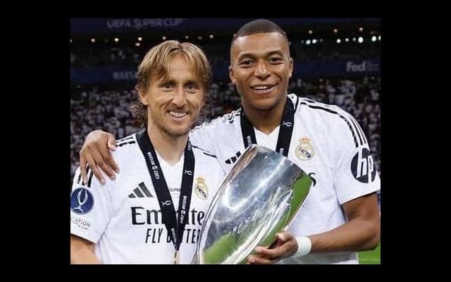 ｢すべての伝説をありがとう｣エムバペ、退団のモドリッチにメッセージ＆ロッカールームの“秘蔵ショット”公開！