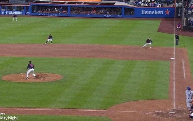 球場騒然！ 大谷翔平、爆速弾丸ヒットで“まさかの光景”「捕れるわけない」167キロ強烈ライナー→野手の頭上を“秒で通過”「一瞬消えた？」