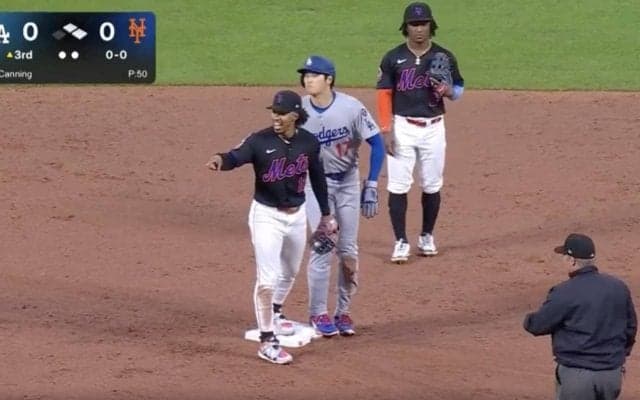 ワケわからん！ 大谷翔平の目の前で“珍ハプニング”「何が起きた」「ルール知らない？」 “衝突プレー”から相手野手陣が混乱… ブーイングの嵐