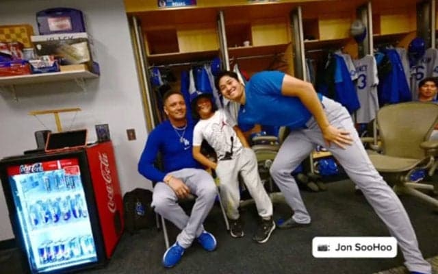 大谷翔平がロッカーで無邪気な笑顔　公開された“裏側”…同僚息子と交流＆3S
