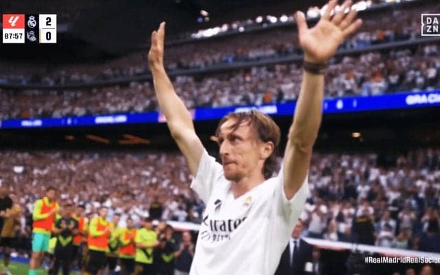 英雄モドリッチの目に涙…久保建英ら両チーム選手が花道→家族や盟友クロースと熱い抱擁「深夜に号泣」「マドリード史上最高の10番」ベルナベウ最終戦で感動セレモニー