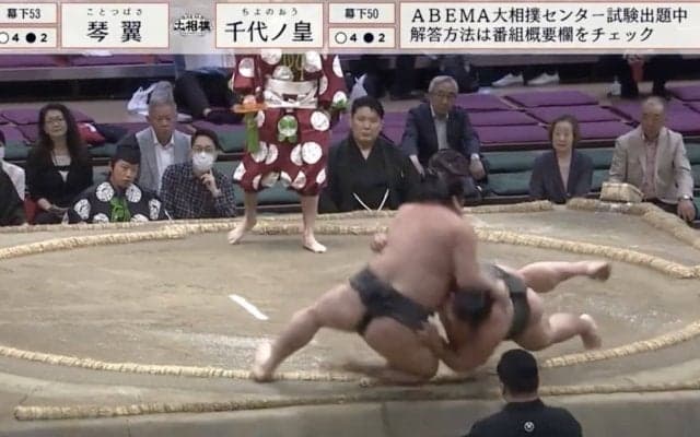 土俵から落下し審判長と激突…迅速謝罪対応の力士が好感度ばつぐん「人柄が出てる」「即謝罪w」「良い人なんだろうな」