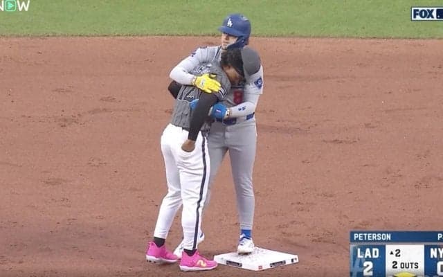 何してんだよ！ ド軍攻撃中に“まさかの珍光景”「ふざけすぎw」「楽しそう」人気者キケ、相手選手と絡んだ“謎すぎる行動”が話題に