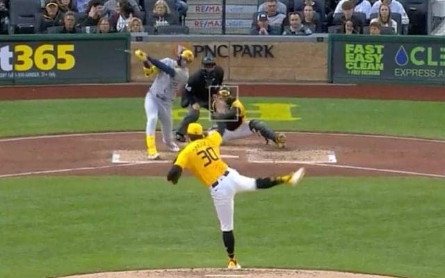 一体、何者なんだ…？ 最強右腕スキーンズの超魔球に“打者ドン引き”「怪物すぎ」「反則だろ」高速落下する“スプリンカー”→バットを爆速通過