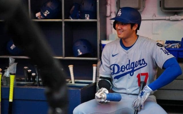 大谷翔平の新たなルーティン？　同僚と“フリフリ”…緊迫感忘れるひと時「可愛い」