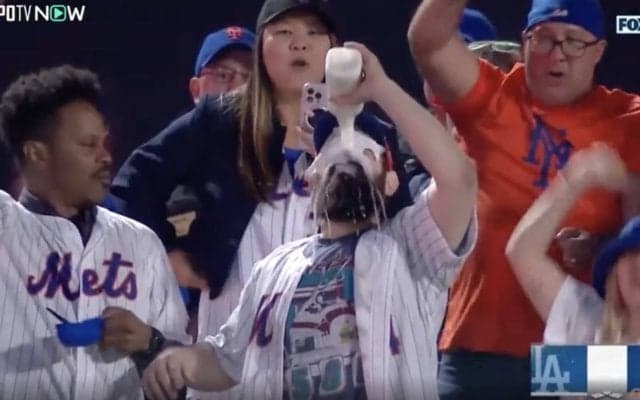 ドジャースざまあみろ！ 観客席でハプニング発生の“衝撃光景”「やりすぎw」「ドン引きしてるやん」 メッツファンの激しいリアクションが話題に