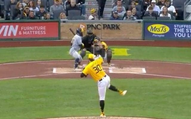 怖すぎる…！ 最強右腕スキーンズに“打者が異変”「絶望」「なんだこれ」剛速球がズドン… 手も足も出ない“見逃し三振”