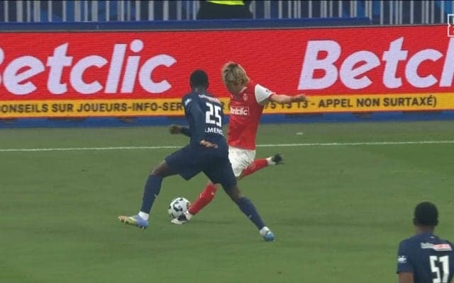 レベチ！伊東純也、完璧すぎるビタ止め！神トラップからの高速クロスで決定機演出の瞬間