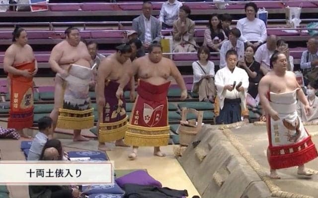 十両土俵入りで力士があわや“遅刻”のハプニング 珍しい光景に「焦って走ってるのかわいいw」「ジワる」ファンも