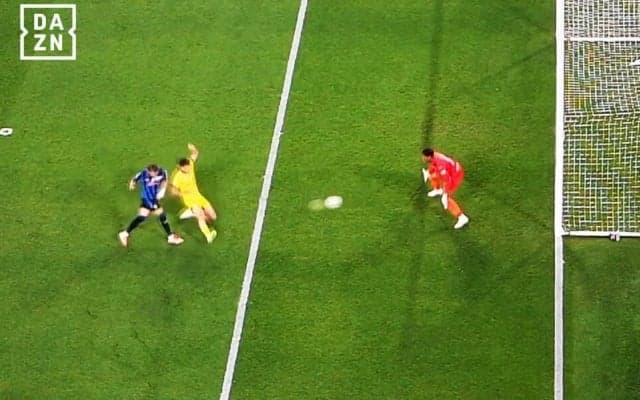 「奇跡的な活躍」鈴木彩艶の“仁王立ち神セーブ”を現地メディアが絶賛！「リスクを冒さず常に反応」「注意深い」セリエA最終節でパルマ残留に大貢献