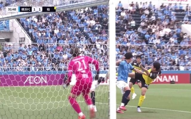 「ハーランドやん」日本代表“次世代エース候補”がパワフルゴラッソ！「身体能力お化け」「バケモンシュート」圧巻アクロバティックボレー炸裂の瞬間