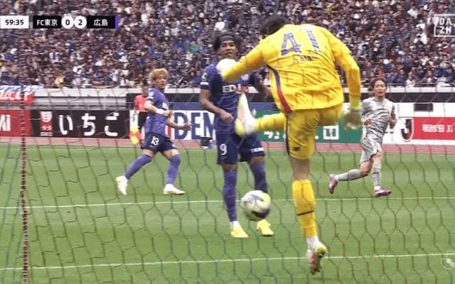 「何やってんだ…」FC東京守護神が“衝撃キックミス”で痛恨失点！「スカッちゃったね…」「擁護できん」「定期的にポカする」チームメイト唖然＆ファン落胆