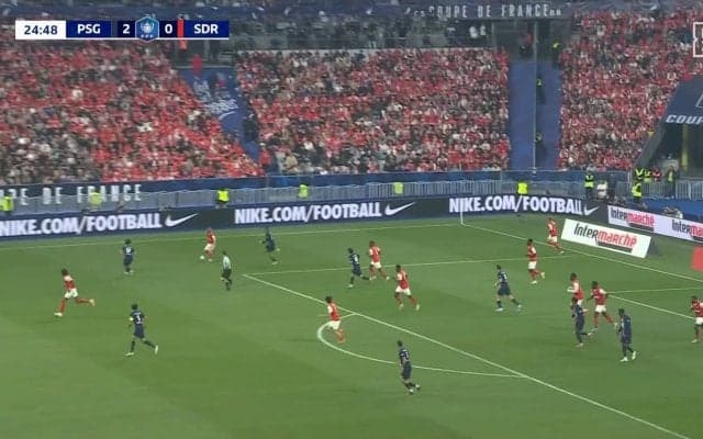 「伊東だけが通用してるな」伊東純也、PSGの“2人がかり鬼プレス”をかわす圧巻“8秒”ボールキープが話題「ボール奪われないのすごい」