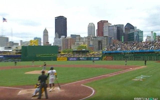 川に“爆速着水”！ 怪物打者、“198キロ場外弾”でまさかの光景「怪我人でるわ」「笑うしかない」計測史上最速… オニール・クルーズが“超弾丸アーチ”