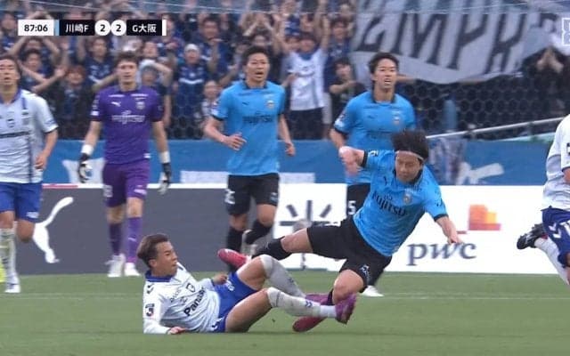 「レッドだろ！」「最悪のファウル」背後からの“蟹ばさみタックル”に選手激昂→一触即発「めっちゃ怖い」カード覚悟の危険スライもイエロー判定でファン不満爆発