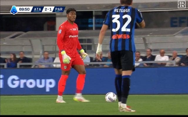 「精度えぐすぎる」パルマGK鈴木彩艶、“司令塔ばり縦パス”で同点ゴール演出！「ほんますごい」「鋭いレーザーパス」超絶フィードは日本代表の新たな武器にも？