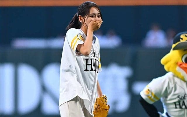 フジ2年目女子アナが始球式　元売り子がハニカミ投球…本拠地で“凱旋登板”に拍手喝采