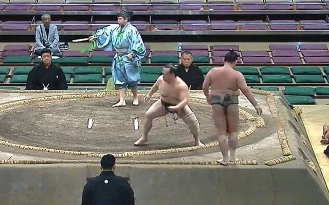 走る、走る…力士が走る 「一体、なぜ？」ファンを困惑させた衝撃の“珍行動”【大相撲五月場所】