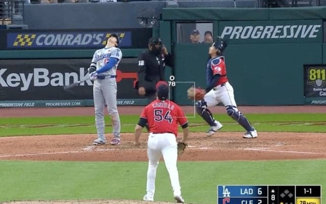 どうした…？ 大谷翔平、見たことない“珍光景”「激レア」「見上げすぎw」 思わず体勢がおかしくなる… ファン騒然「大谷さんパワーすげえ」