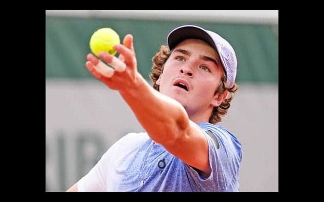  18歳 シード撃破し全仏OP初白星 