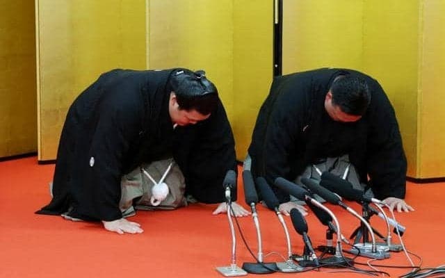 大の里「唯一無二の横綱を目指します」　相撲協会の使者出迎え、口上