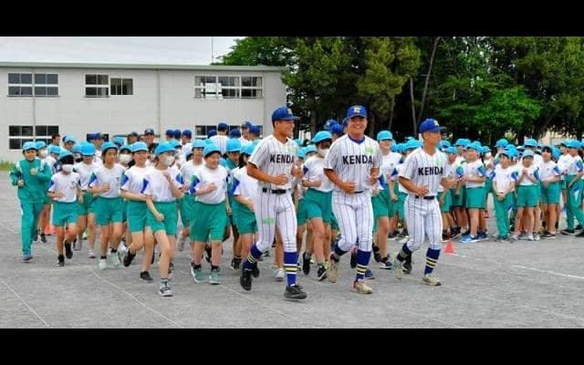 健大高崎の選手ら　小学校で運動教室