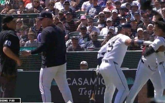 審判の態度に“大激怒”！ 退場宣告にタイガース選手が“猛突進”「そらキレる」「怖すぎ」 あわや大事故… 同僚が必死に止める“緊急事態”に