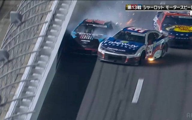 レース再開直後の大波乱！マシン、“火を噴きながら”衝突の連鎖「3台とも滑っているので…」玉突き事故に放送席思わず言及