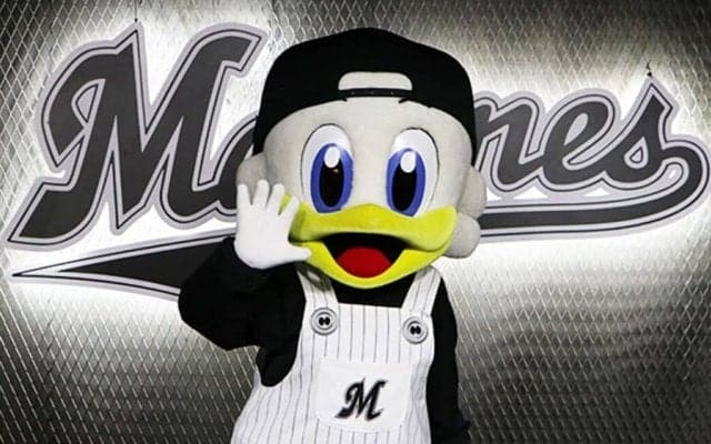 捕手としてドラ1右腕とバッテリー熱望　まさかの“両投げ両打ち”…ロッテのマスコット