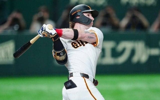 巨人キャベッジ、NPB通算11万号のメモリアル弾　増田陸の先頭打者HR後…弾丸ライナーに熱狂