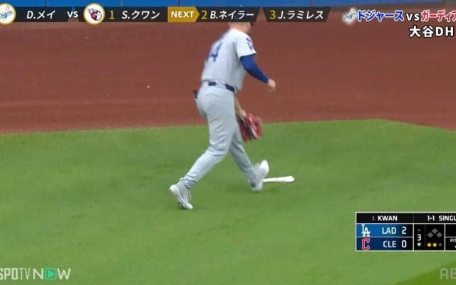 一体何が…ドジャース外野手が“バスケ選手”に変身した珍シーン！？華麗な飛来物処理→ダンクシュートに投手はサムアップポーズ