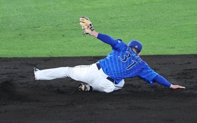 佐藤輝明も驚き…衝撃美技が「神なのかな」　“青忍者”に甲子園悲鳴「えっぐい」