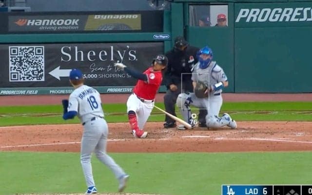 どんな落ち方…！？ 山本由伸、とてつもない“魔球”「誰にも打てない」 「芸術的」バットにかすらない… 打者が崩れ落ちる “マン振り三振”