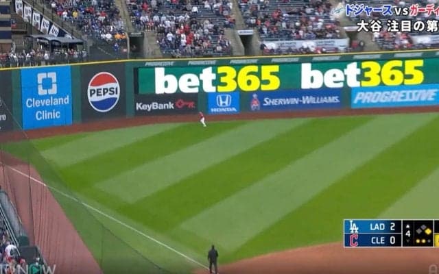 どうなってんだよ！大谷翔平、逆方向アーチが“想定外の飛び方”「見上げすぎw」「ドン引きだろ」落ちてこない… 相手外野手の動きがおかしくなる