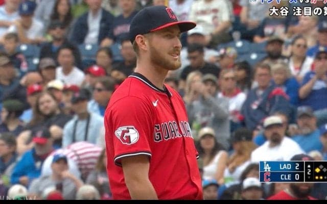 大谷翔平の打席で敵軍投手が“半笑い”「マジか」「ここで？」“まさかの展開”に大谷も困惑… 早すぎる申告敬遠に大ブーイングの嵐