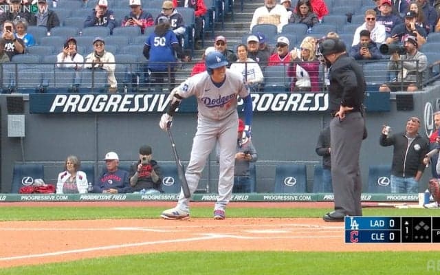 「ねぇ聞いてよ」大谷翔平が自打球で悶絶も…審判が寄り添う“ほっこり一幕”が話題「やさしい」「いいね」