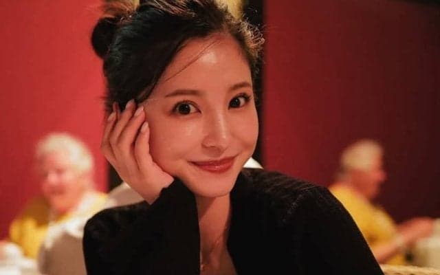 ｢花束かつぐ旦那様もステキ｣サッカー日本代表・堂安律の美人妻、1年前のウエディングショットが美しい！水上ボートに乗る2ショットも公開
