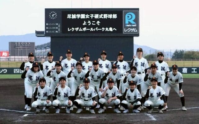 「創部3週間弱」で公式戦勝利！ 尽誠学園女子硬式野球部の巧みなSNS戦略