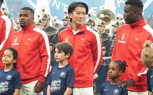 運命の大一番！伊東純也、中村敬斗、関根大輝が語った｢世界一のクラブ｣と｢降格プレーオフ｣(2)敬斗＆純也メダル記念ショットと先制点｢カードをもらってもいい｣プレー