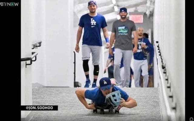 まじでワケわからん！ド軍の人気者・キケ、謎すぎる“珍行動”が話題「ヤバすぎるw」どこでもヘッドスライディングを決める「試合のイメトレだったのかｗ」