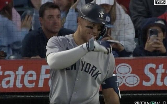 勝負しろよ…？ ジャッジ、敵軍監督に一瞬見せた“まさかの行動”「すげえ圧」「カッコ良すぎ」 打席に立つ前に“無言の抗議”… ファン騒然