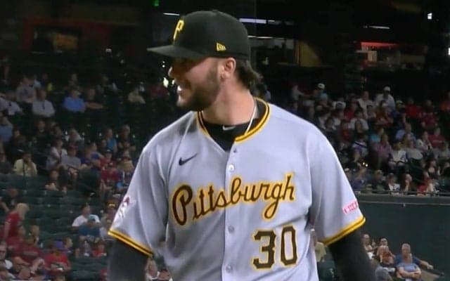 なんで笑ってんだよ… 怪物右腕、三振奪って“ニヤニヤ”「こんなん打てないだろ」変化しすぎた？ スキーンズ、捕手も捕れない“超絶魔球”