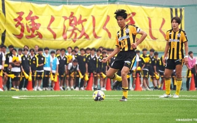 伝統の「14番のキャプテン」を託された17歳の覚悟。前橋育英高校・竹ノ谷優駕が明るくしなやかに発揮するリーダーシップの行方  【NEXT TEENS FILE.】