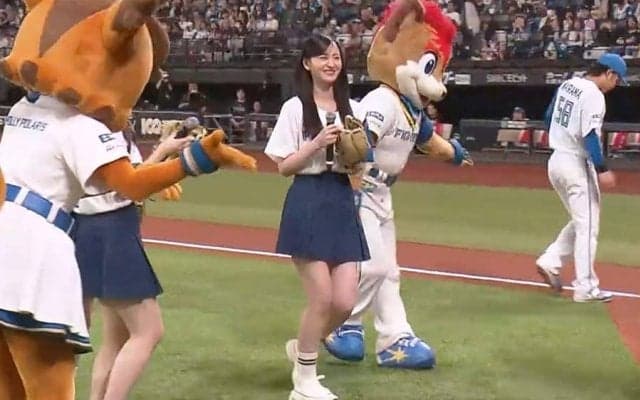アイドル3人の投球に北海道がメロメロ　スカートゆるふわピッチで“大暴投”