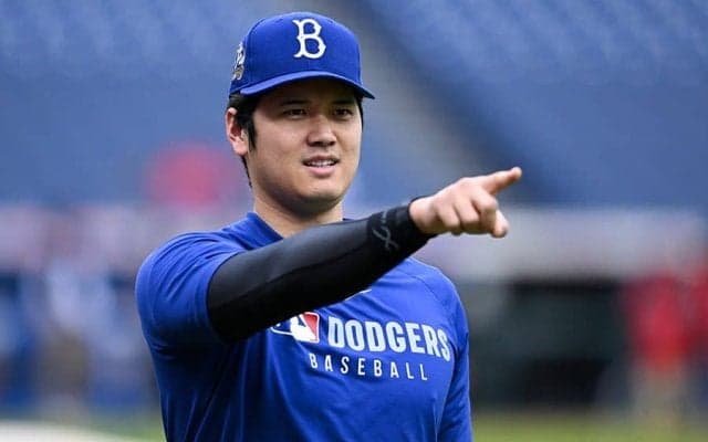大谷翔平に向けて“宝物”を見せる少年「かわいすぎる」　ファン歓喜の瞬間「野球を愛する理由」